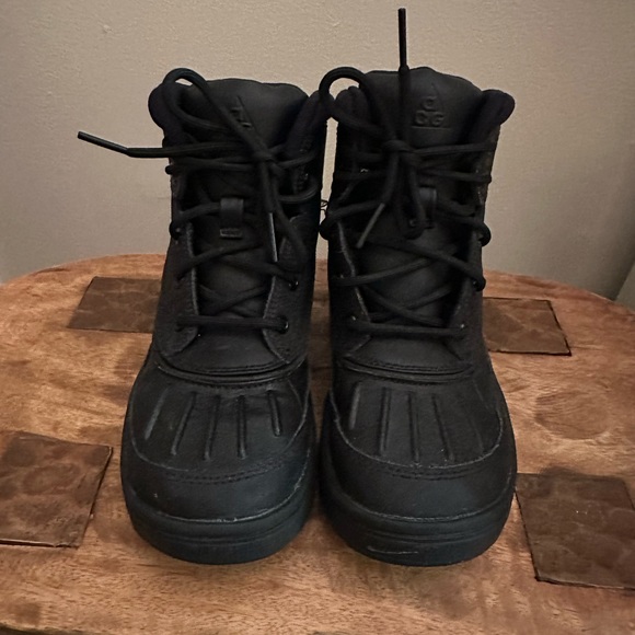 Boys Nike Woodside Boots Black size 1Y - Picture 1 of 4